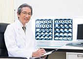 病院で診察を受ける
